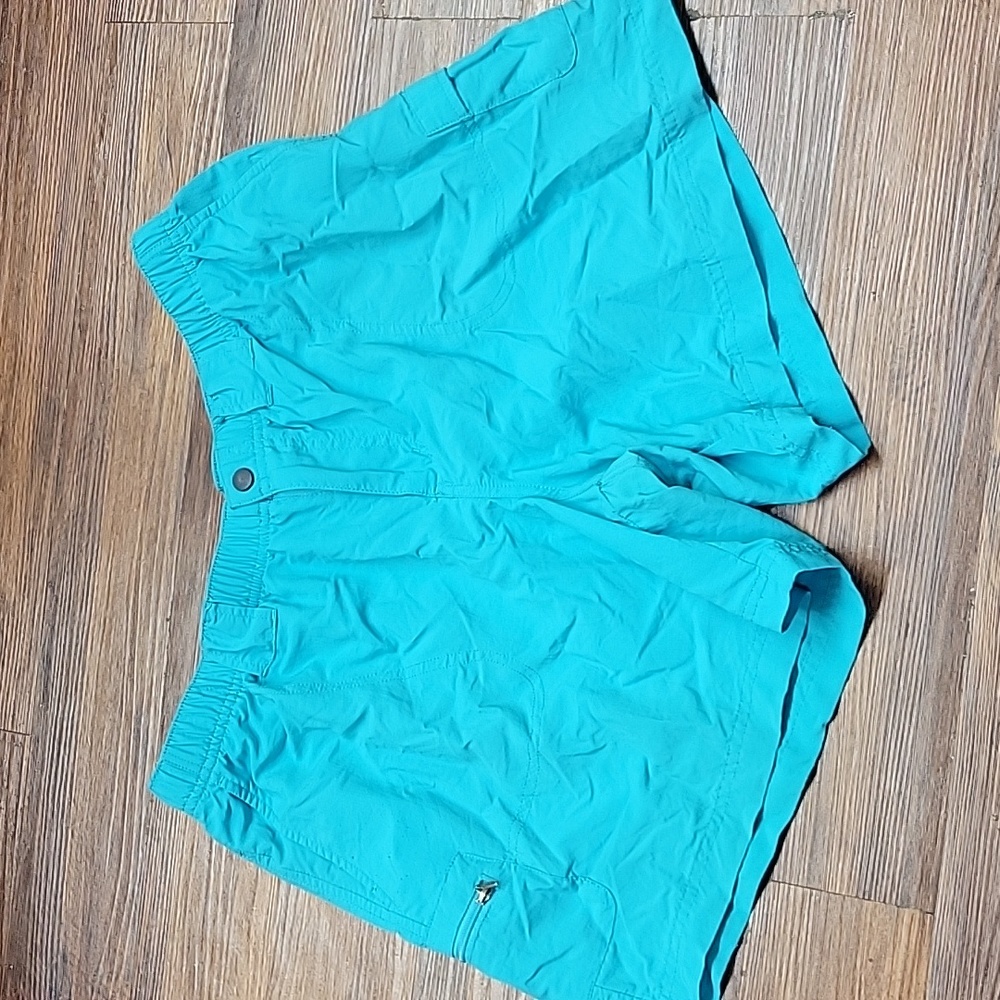 Columbia woman shorts large